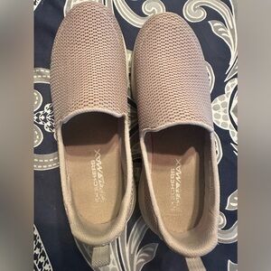 Sketchers size 7 slipons. So comfortable!